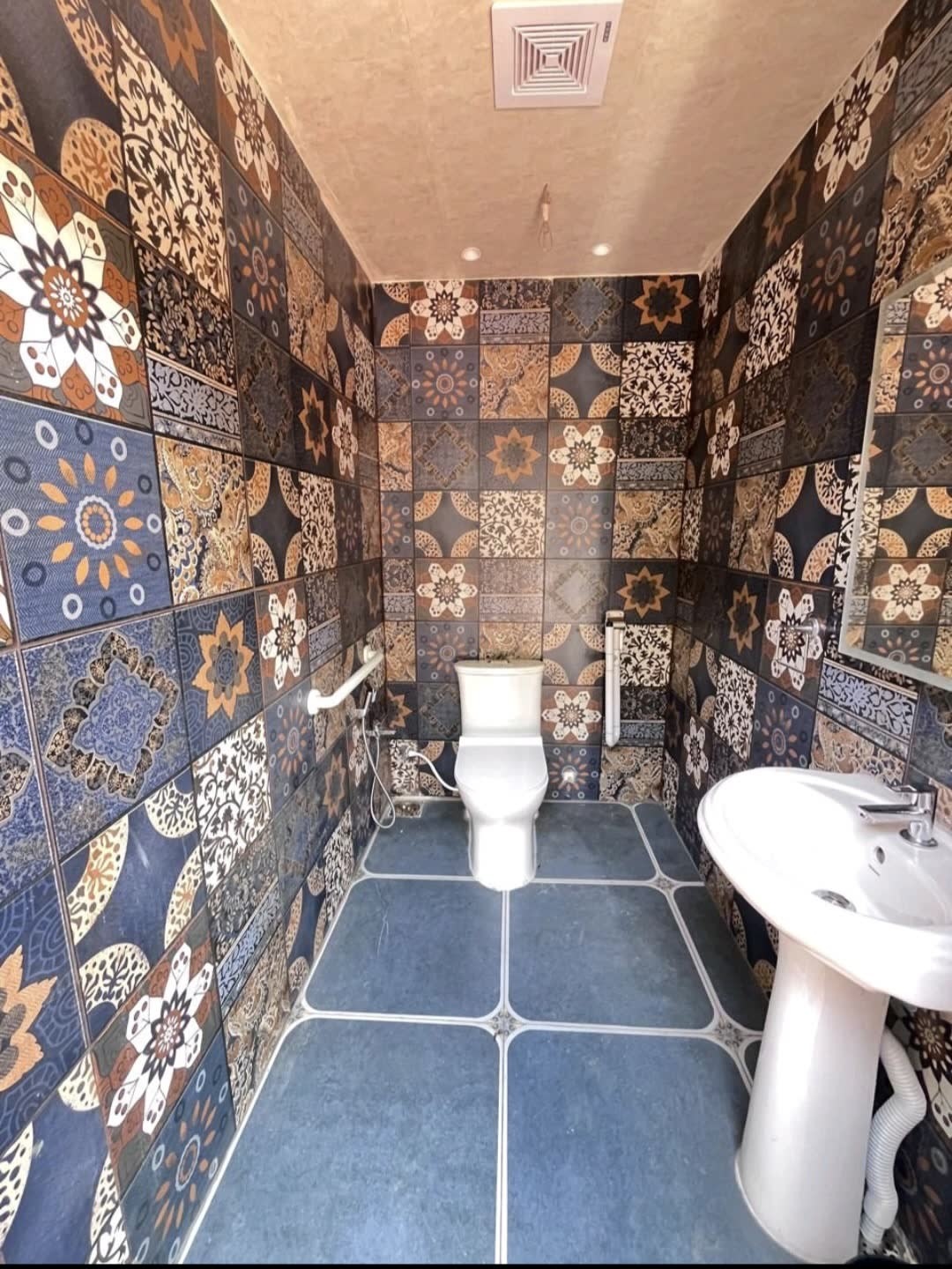 Tiled cubicle · WC and washbasin