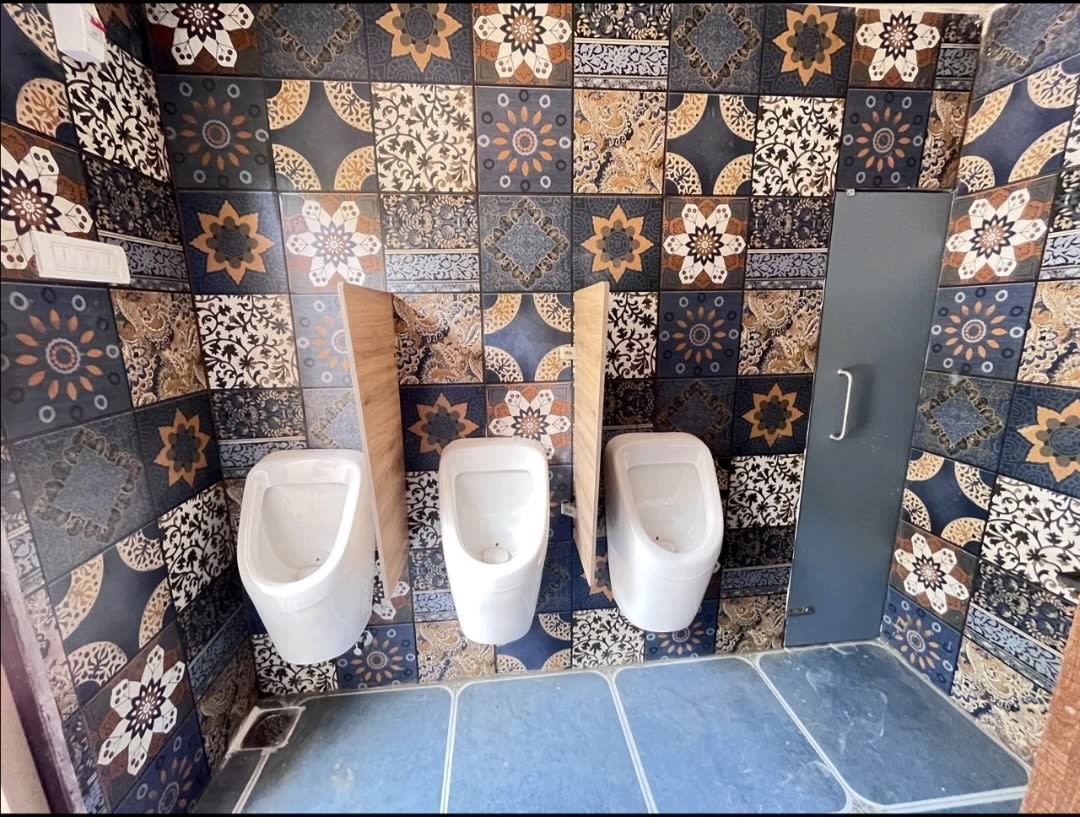Urinal bay · Fixture arrangement